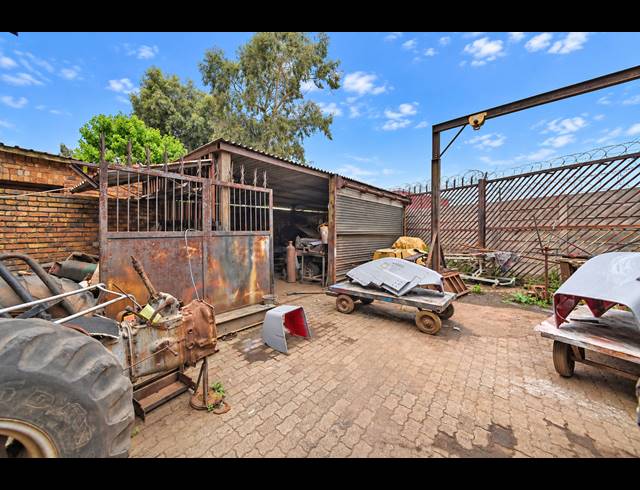 340M² WAREHOUSE FOR SALE IN PETIT